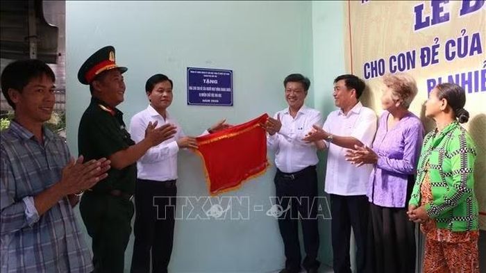 Lễ bàn giao xóa nhà tạm, nhà dột nát cho con đẻ của người hoạt động kháng chiến bị nhiễm chất độc hóa học tại phường Vị Tân, thành phố Cần Thơ ngày 18/9/2026. Ảnh: Duy Khương/TTXVN