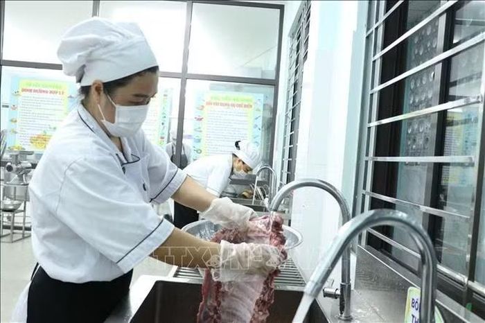 Những bếp ăn được sắp xếp sạch sẽ, ngăn nắp nhằm đảm bảo an toàn vệ sinh tuyệt đối bữa ăn cho trẻ ở Đà Nẵng. Ảnh: Khoa Chương/TTXVN