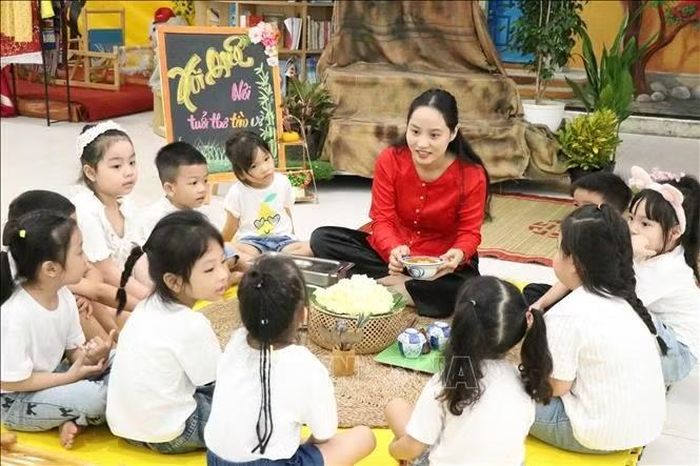 Các bữa ăn ngoài trời cho trẻ được Trường Mầm non Hoa Phượng Đỏ (phường Hải Châu, thành phố Đà Nẵng) tổ chức tạo thêm không gian trải nghiệm, giao tiếp cho trẻ. Ảnh: Khoa Chương9/TTXVN