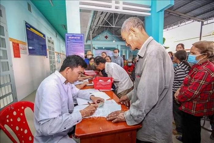 Người dân sử dụng Thẻ Căn cước công dân trong khám chữa bệnh, góp phần đơn giản hóa thủ tục và liên thông dữ liệu y tế.