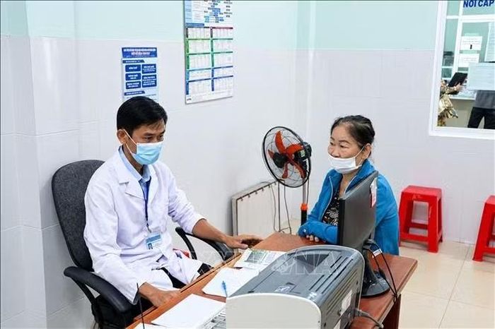 Cán bộ y tế khai thác các nền tảng số, cơ sở dữ liệu phục vụ quản lý và thực hiện nhiệm vụ chuyên môn.