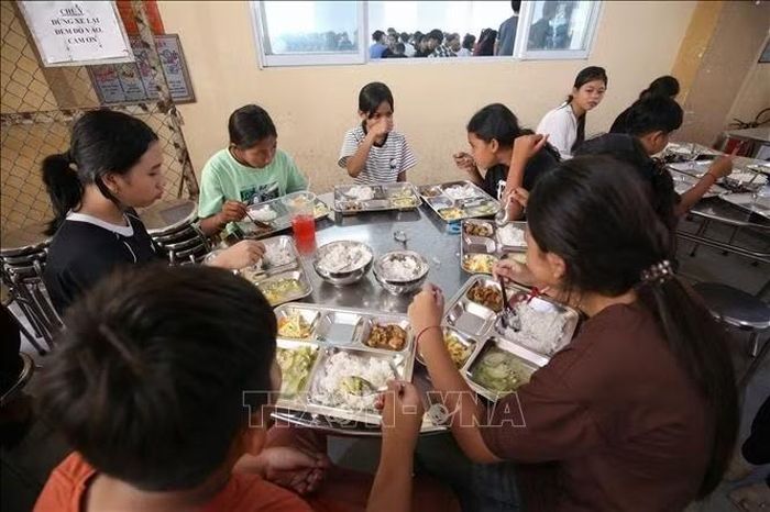 Bữa ăn được chuẩn bị đầy đủ, bảo đảm dinh dưỡng cho học sinh nội trú tại trường Phổ thông Dân tộc Nội trú Tây Ninh. Ảnh: Giang Phương/TTXVN