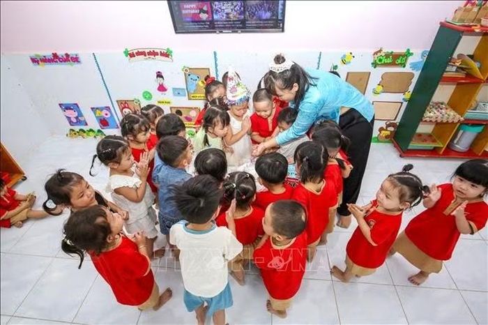 Giáo viên mầm non tỉnh Tây Ninh hướng dẫn trẻ tham gia các hoạt động chăm sóc, giáo dục tại lớp.