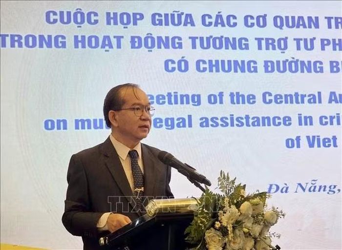 Ông Sibounzom Bounlom, Phó Vụ trưởng Vụ Hợp tác quốc tế, Viện kiểm sát nhân dân tối cao Lào, phát biểu tại cuộc họp.