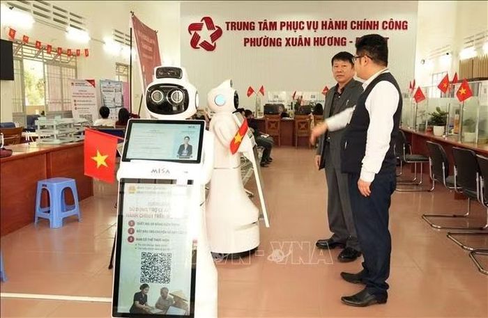Hai robot AI được bố trí ở khu vực lễ tân để đón khách, tương tác và hướng dẫn người dân thực hiện thủ tục hành chính tại Trung tâm Phục vụ hành chính công phường Xuân Hương - Đà Lạt.