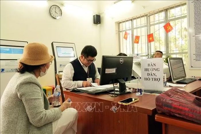 Cán bộ Trung tâm Phục vụ hành chính công phường Xuân Hương - Đà Lạt giải quyết thủ tục hành chính cho người dân lớn tuổi chưa quen sử dụng công nghệ.