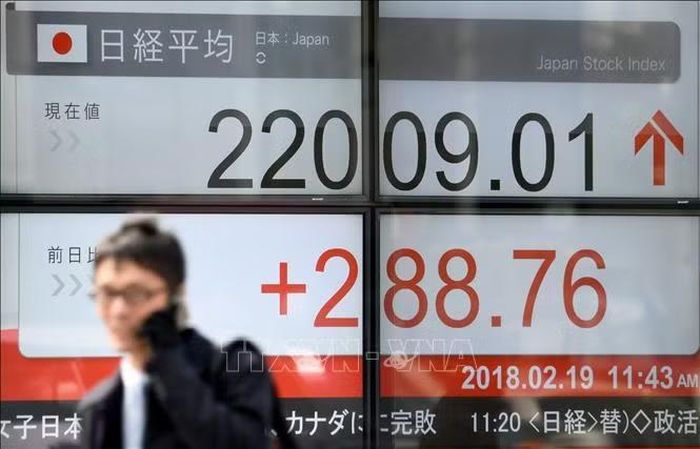 Bảng tỉ giá chứng khoán tại Tokyo, Nhật Bản. Ảnh: AFP/TTXVN