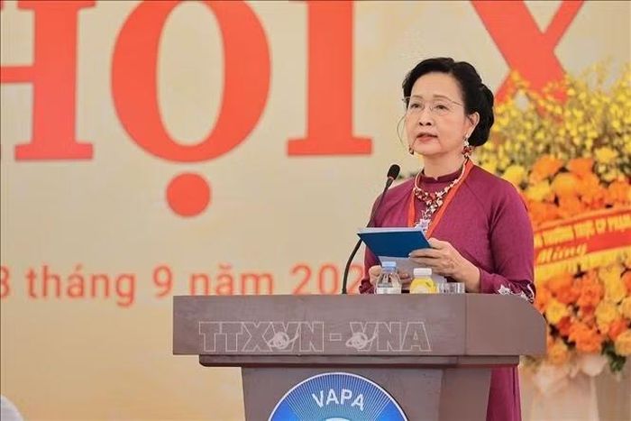 Đồng chí Trần Thị Thu Đông, Chủ tịch Hội Nghệ sĩ Nhiếp ảnh Việt Nam phát biểu khai mạc Đại hội. Ảnh: Lê Đông/TTXVN
