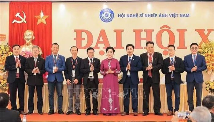 Ban Chấp hành Hội Nghệ sĩ Nhiếp ảnh Việt Nam khoá X nhiệm kỳ 2026 - 2031 ra mắt Đại hội. Ảnh: Lê Đông/TTXVN
