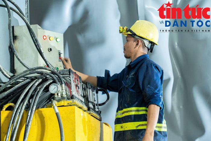 Gần 600 kỹ sư, công nhân được huy động làm việc “3 ca, 4 kíp” trên công trường.