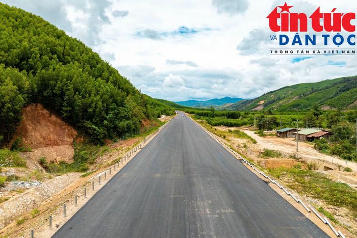 Hơn 4 km đường thuộc gói thầu XL1 đã hoàn thành thảm bê tông nhựa.