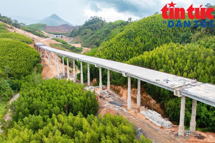 Cầu Cư San 9 dài 756m, có trụ cao 42m đang được hoàn thiện mặt cầu.