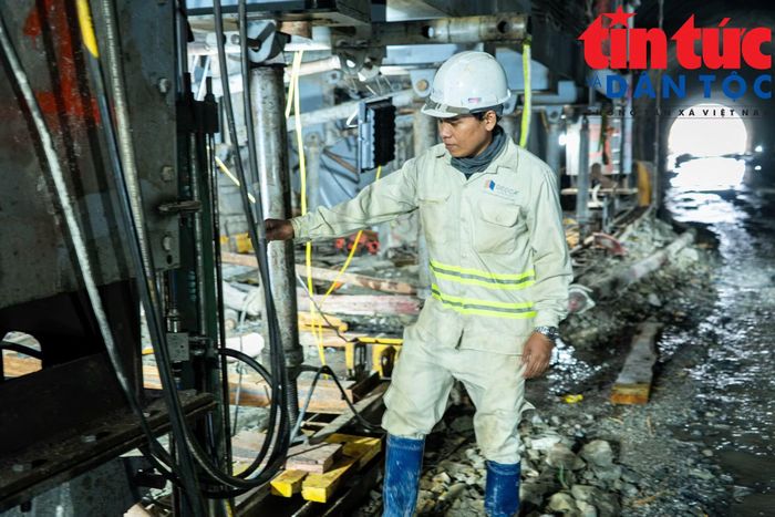 Lực lượng thi công kiểm tra kỹ thuật điện trước khi đổ bê tông vỏ hầm Phượng Hoàng.