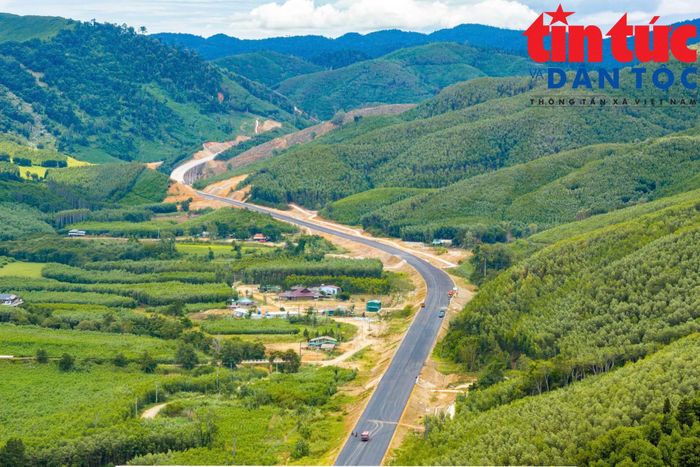 Cao tốc Khánh Hòa - Buôn Ma Thuột được kỳ vọng rút ngắn hành trình vận chuyển hàng hóa từ Tây Nguyên đến các cảng biển khu vực miền Trung.