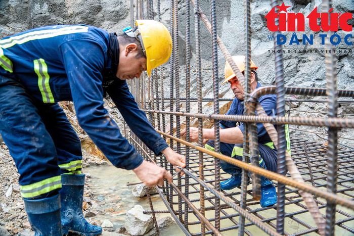 Công nhân hoàn thiện mặt cầu, lan can và các hạng mục phụ trợ .