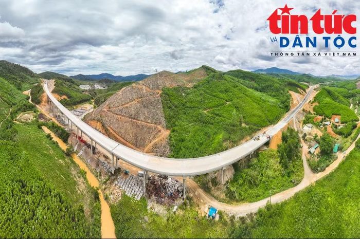 Tuyến cao tốc uốn theo địa hình đồi núi, tạo nên trục giao thông mới nối Tây Nguyên với duyên hải miền Trung.