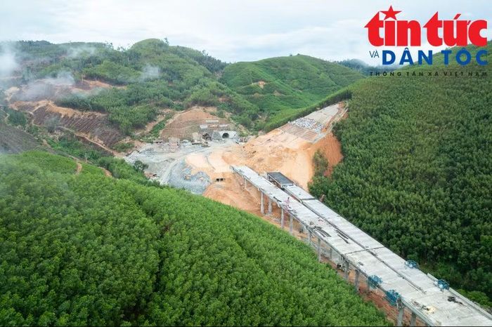 Hầm Phượng Hoàng dài 1,7 km là hầm dài nhất trong bốn hầm trên toàn tuyến.