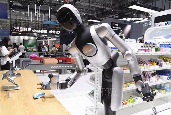 Robot trình diễn khả năng lấy và di chuyển vật thể tại Hội nghị Robot Thế giới 2026 ở Bắc Kinh, Trung Quốc, ngày 19/8/2026. Ảnh: THX/TTXVN phát