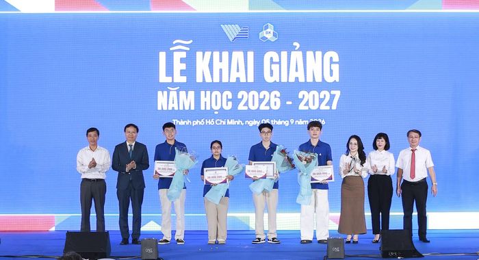 Võ Ngọc Thanh Ngân cùng 3 bạn thủ khoa đầu vào khác của Đại học Bách khoa - ĐHQG TP Hồ Chí Minh năm 2026 được nhà trường khen thưởng.