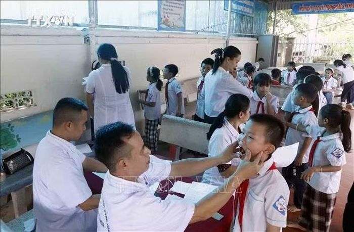 Triển khai chương trình khám sức khỏe định kỳ, khám sàng lọc miễn phí cho giáo viên và học sinh Trường Tiểu học xã Mường Bú (Sơn La). Ảnh: Quang Quyết/TTXVN