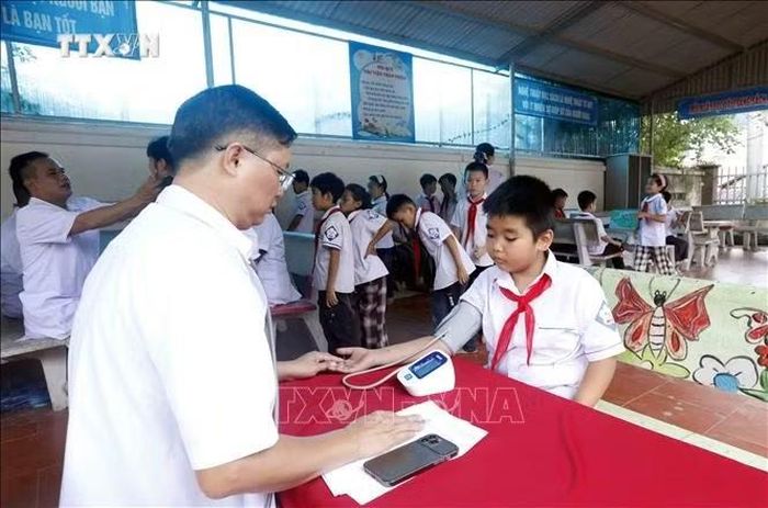 Khám sức khỏe miễn phí cho các em học sinh Trường Tiểu học xã Mường Bú (Sơn La). Ảnh: Quang Quyết/TTXVN