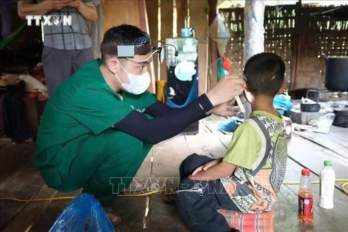 Xã Mường Bú (Sơn La) đã phối hợp với bệnh viện, Trạm Y tế thành lập các Tổ lưu động trực tiếp đến các hộ gia đình để khám sàng lọc cho các đối tượng yếu thế. Do đó, chương trình khám sức khỏe định kỳ, khám sàng lọc miễn phí cho nhân dân đạt tỷ lệ cao. Ảnh: TTXVN phát