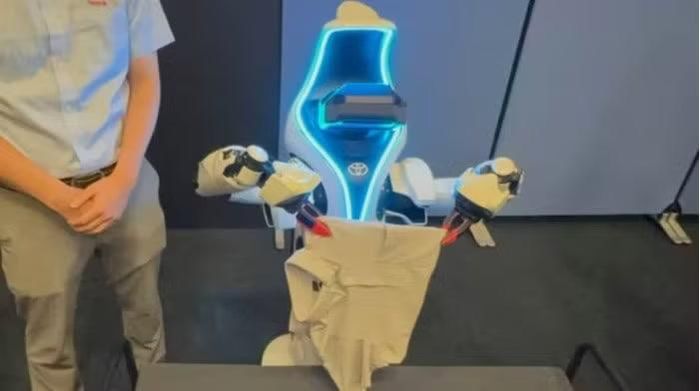 Toyota sẽ triển khai 400.000 robot hình người làm việc cùng nhân viên nhà máy. Ảnh: asia.nikkei.com