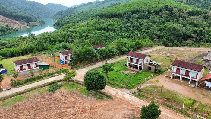 Những ngôi nhà được xây kiên cố thay thế dần những căn nhà tạm, xuống cấp trước đây tại bản Rào Tre.