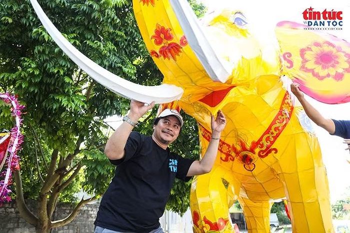 Phần ngà voi – một trong những chi tiết tạo nên vẻ dũng mãnh nhưng vẫn gần gũi với thiếu nhi của tác phẩm.