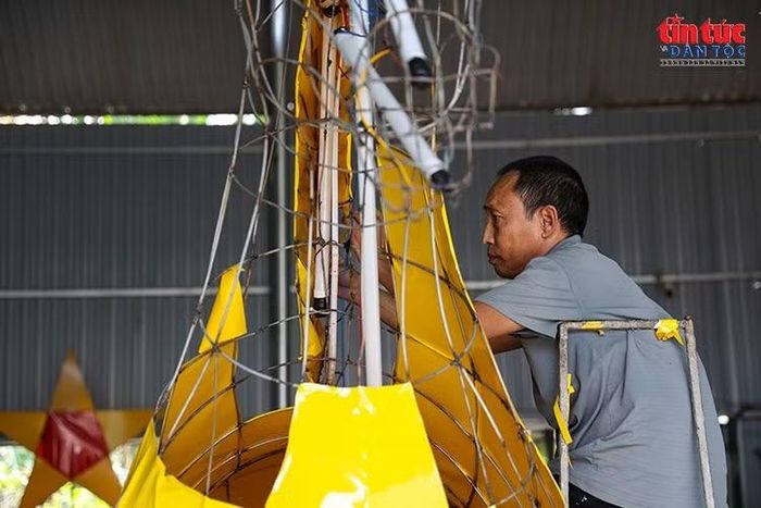 Hệ thống khung thép, dây điện và vật liệu trang trí được lắp đặt tỉ mỉ, bảo đảm mô hình vừa chắc chắn, vừa có khả năng phát sáng khi trình diễn.