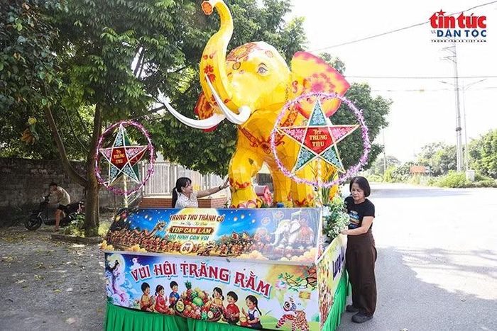 Mô hình voi dài khoảng 5m, cao hơn 3m được hoàn thiện với màu sắc rực rỡ, trở thành một trong những tác phẩm có kích thước lớn nhất tại cuộc thi năm nay.