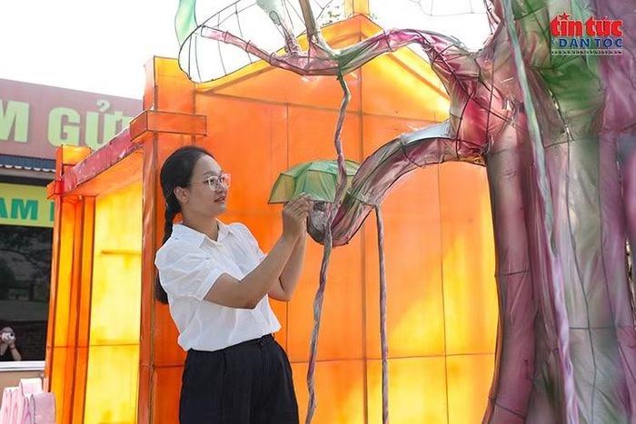 Các chi tiết trên mô hình cây đa cổ thụ được chỉnh sửa thủ công, tái hiện hình ảnh thân thuộc của làng cổ Đường Lâm.