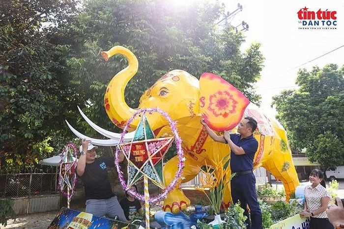 Anh Lê Hữu Trí kiểm tra, căn chỉnh nhằm tạo sự cân đối, sinh động và bảo đảm an toàn khi di chuyển.