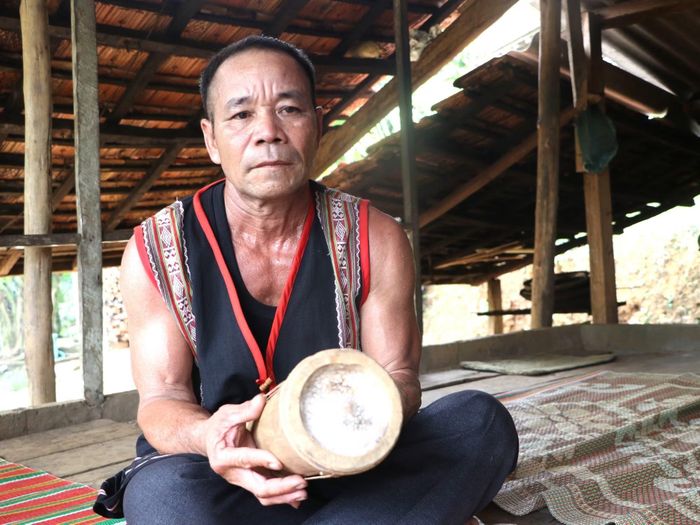 Không chỉ biết đánh chiêng, ông Đúi còn biết đánh và chế tác chinh Kala.