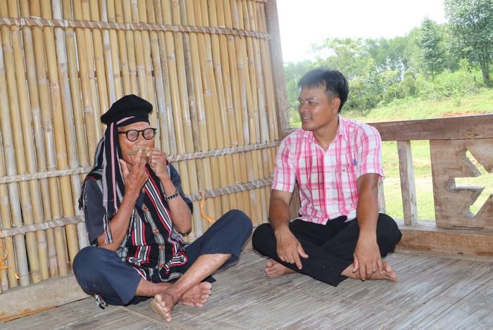 Ông Nguyên thổi đàn Ra ngói và hướng dẫn cách thổi đàn Ra ngói.