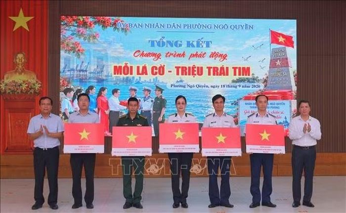 Lãnh đạo phường Ngô Quyền trao cờ tượng trưng tới các đơn vị.