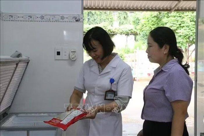 Trạm Y tế Ea Kao kiểm tra bếp ăn tập thể tại Trường Tiểu học Tô Hiệu, phường Ea Kao, tỉnh Đắk Lắk.