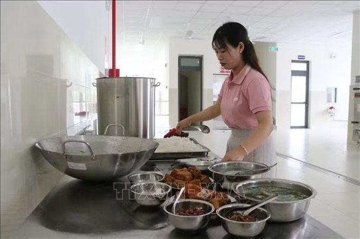 An toàn thực phẩm tại các bếp ăn trường học được phụ huynh và xã hội quan tâm.
