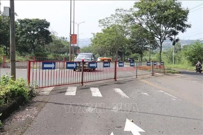 Hàng rào chắn phân luồng tại khu vực sạt trượt khiến các phương tiện phải giảm tốc độ khi lưu thông qua đây.