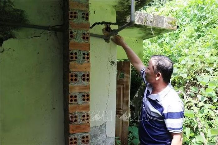 Phần nhà vệ sinh của hộ ông Trương Văn Hiệp (phường Bắc Gia Nghĩa, Lâm Đồng) bị ảnh hưởng, xuất hiện nhiều vết nứt do tác động của sự cố sạt trượt.