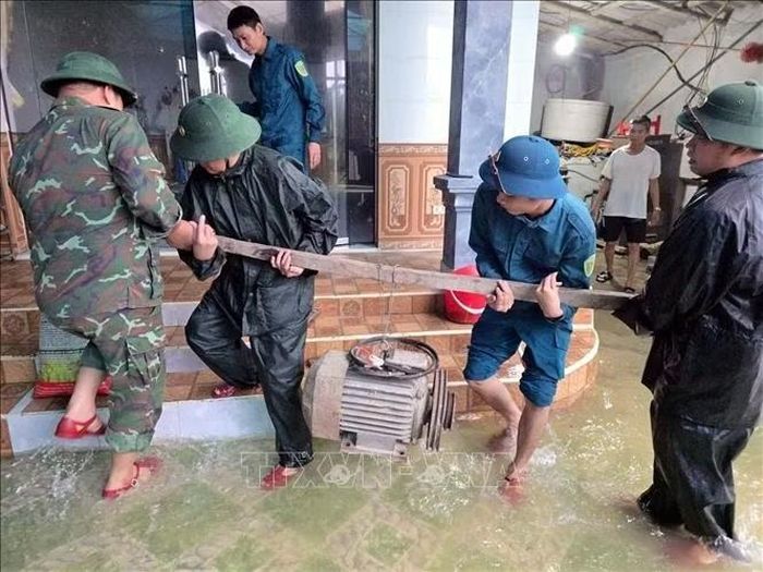 Lực lượng dân quân phối hợp với địa phương tổ chức vận chuyển đồ đạc, tài sản của các hộ dân đến nơi an toàn, ngày 17/9/2026. Ảnh: Đại Nghĩa/TTXVN