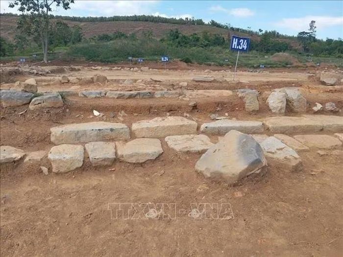 Đợt khai quật lần này đã làm rõ quy mô, cấu trúc và tổ chức không gian của đàn tế Nam Giao, hướng tới nhận diện các giá trị lịch sử, kiến trúc, kỹ thuật xây dựng và không gian nghi lễ của di tích trong bối cảnh quy hoạch kinh đô Tây Đô thời Hồ. Ảnh: TTXVN phát