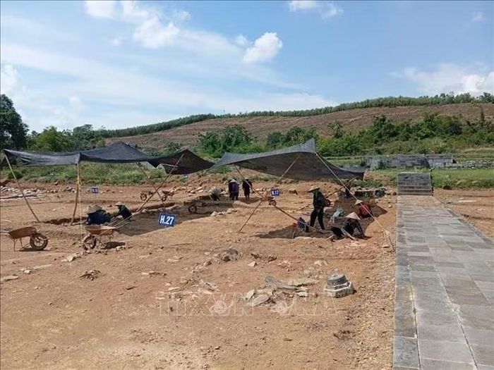 Diễn biến địa tầng tại cấp nền 4 cũng cho thấy, để có được mặt bằng xây dựng Đàn tế, người xưa đã phải san lấp, tôn tạo một khối lượng đất đá đáng kể phía trên lớp sinh thổ tự nhiên, sử dụng nhiều loại vật liệu khác nhau theo từng lớp có chủ đích: đất sét, đá dăm, đá phiến, đất đồi lẫn laterit. Ảnh: TTXVN phát