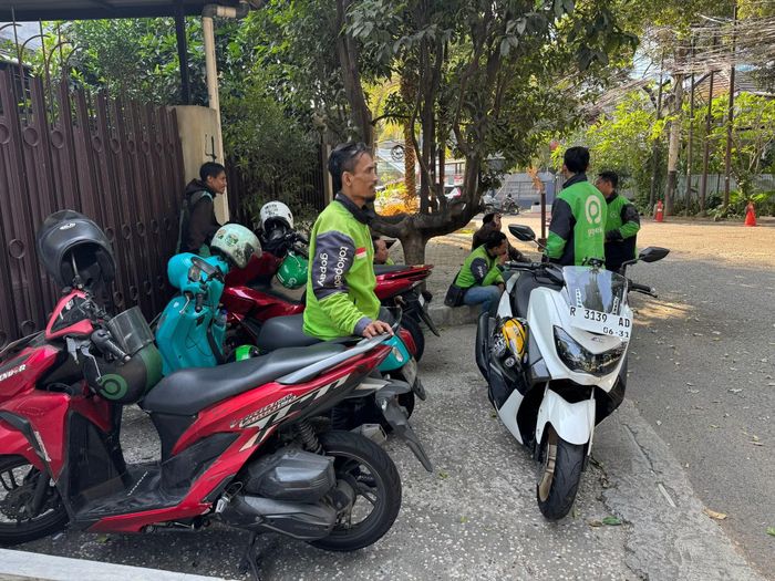Các tài xế xe công nghệ chờ khách gần bến xe buýt và tàu điện ngầm ở Jakarta. Ảnh: Đỗ Quyên