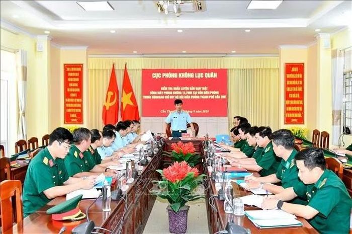 Đại tá Vũ Văn Thảo, Phó Cục trưởng Cục Phòng không Lục quân trưởng đoàn, công tác kết luận buổi kiểm tra. Ảnh: TTXVN phát