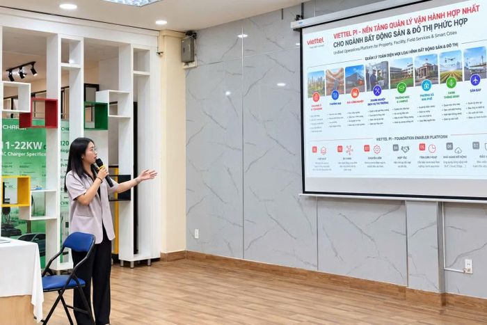 Các chuyên gia, đại diện doanh nghiệp chia sẻ giải pháp chuyển đổi số tại sự kiện.