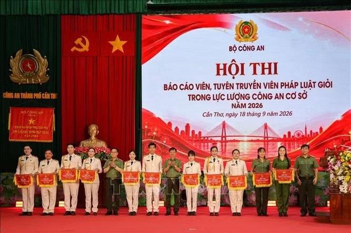 Ban Tổ chức trao cờ lưu niệm cho các đội thi.