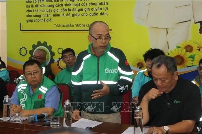 Ông Phạm Mi Sên, Phó Chủ tịch Nghiệp đoàn Xe ôm công nghệ Thành phố Hồ Chí Minh phát biểu tại hội thảo. Ảnh: Thanh Vũ/TTXVN