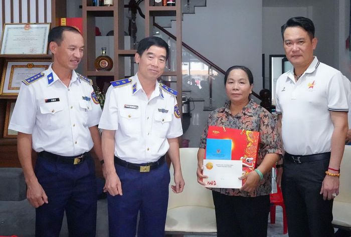 Các đại biểu đến thăm, động viên và tặng quà cho cựu tù Côn Đảo.