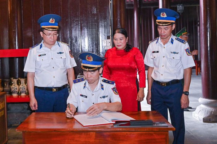 Trung tướng Bùi Quốc Oai, Chính ủy Cảnh sát biển Việt Nam ghi sổ truyền thống tại Đền thờ Côn Đảo.